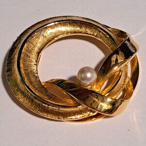 Lieba USA gold tone pearl like bead scarf clip